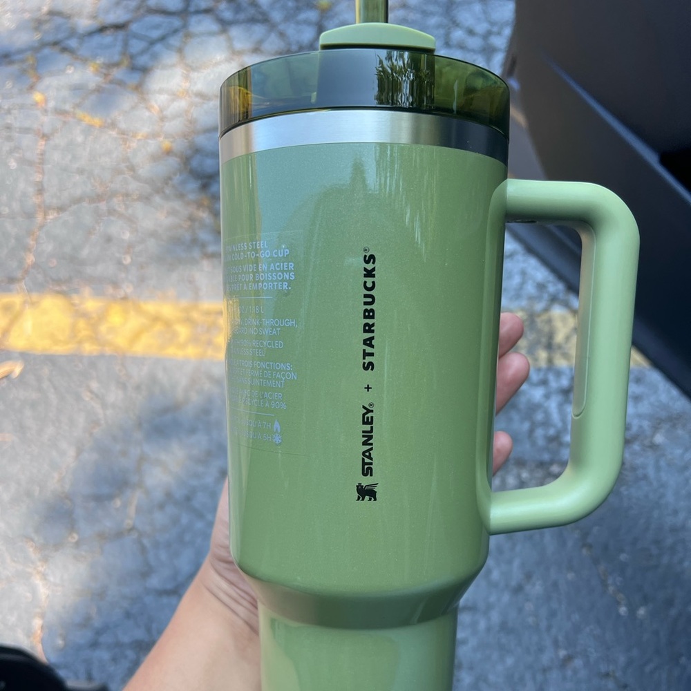 Starbucks X Stanley Olive Green
Cup Shimmer